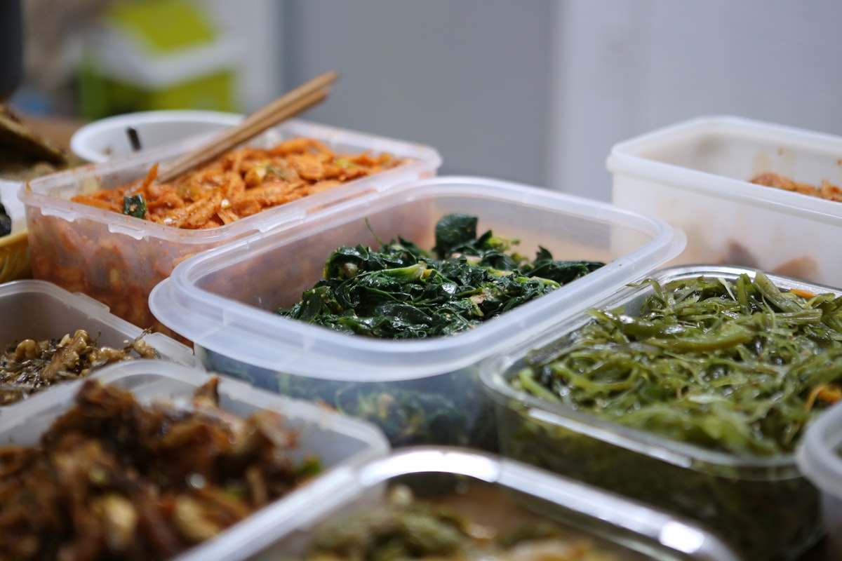 Mittagessen mit Proteinen und Gemüse